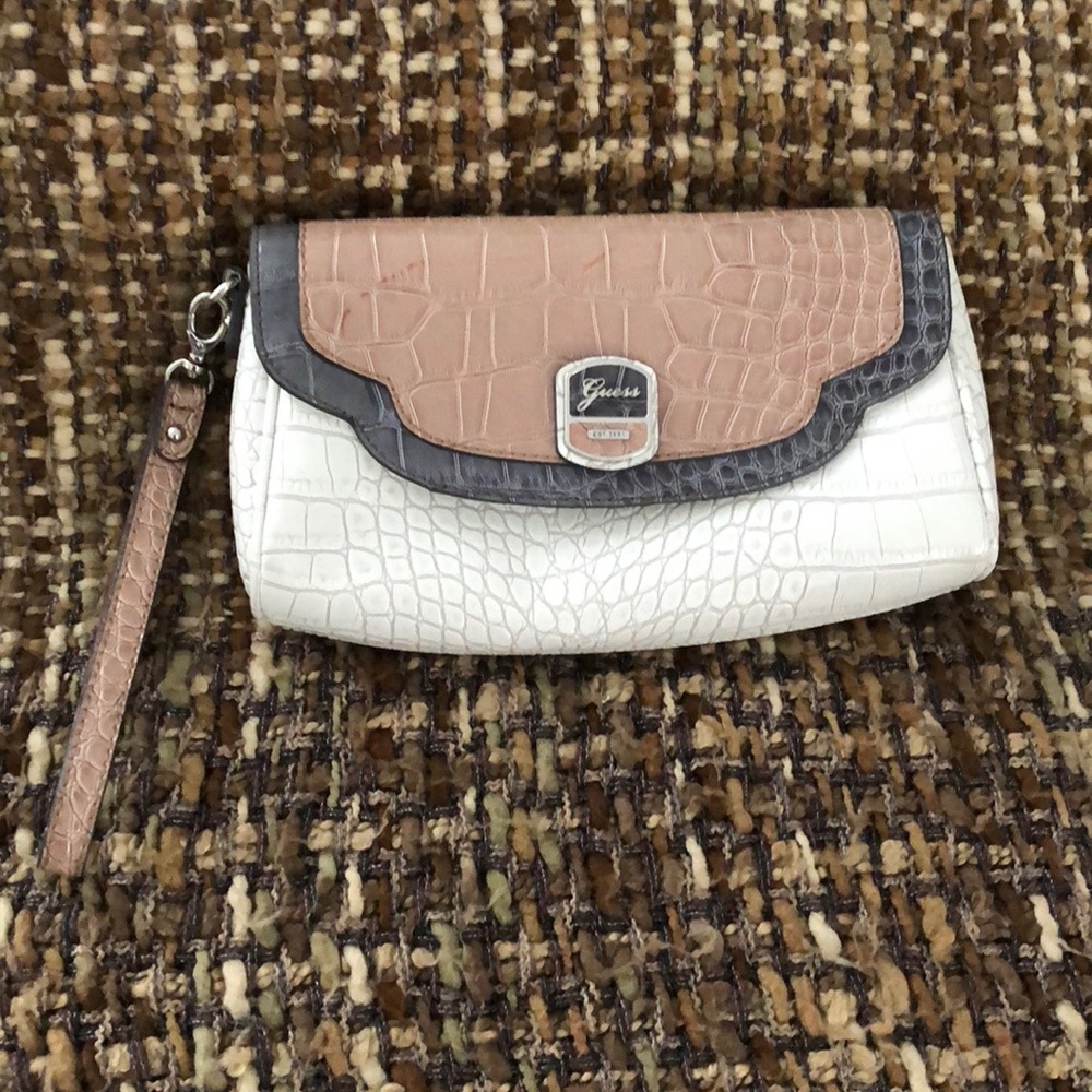 Guess clutch